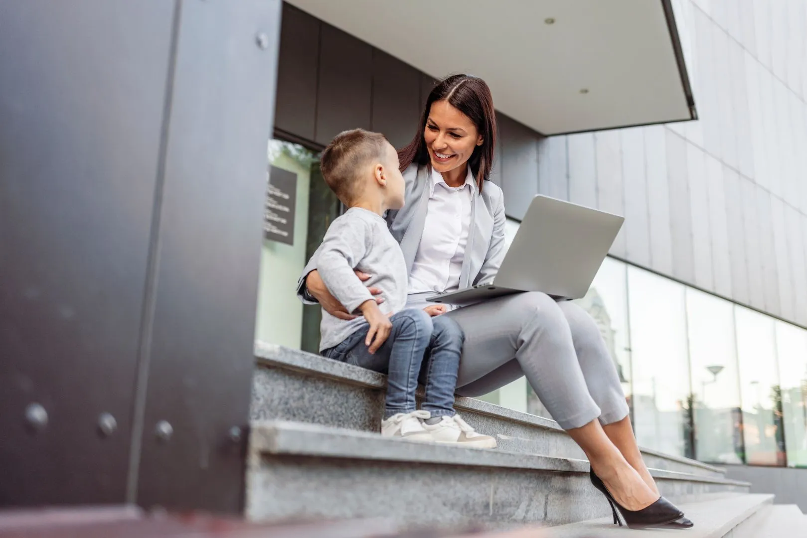 Parent en télétravail avec un enfant